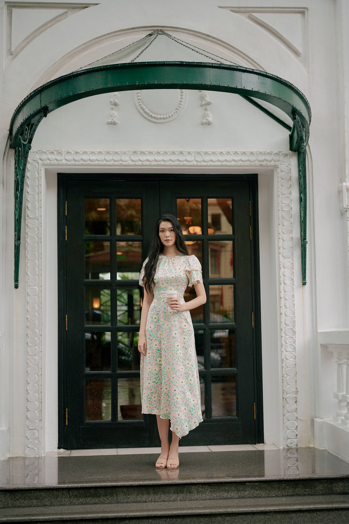 Sống động hơn với họa tiết hoa trên thân váy 