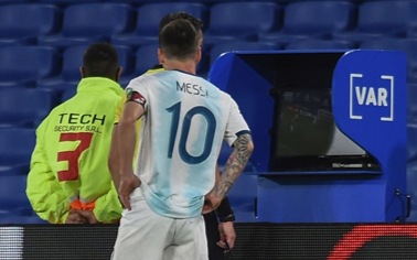 VAR gây tranh cãi lớn vì 'cướp' bàn thắng của Messi Ảnh 2