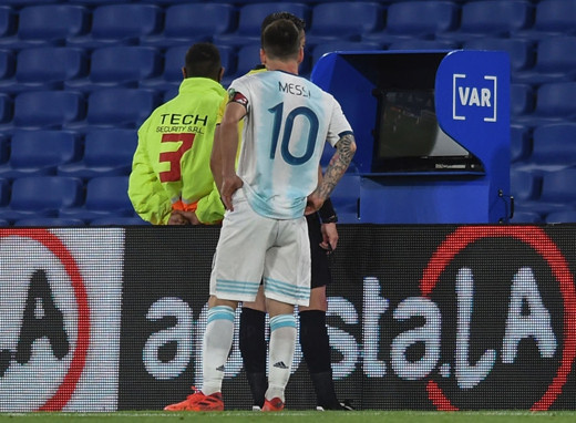 Messi cũng đứng xem lại tình huống ghi bàn của mình và khá thất vọng khi bàn thắng không được công nhận.
