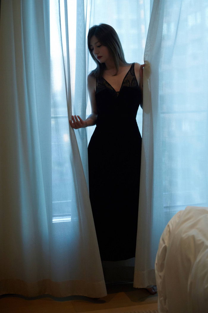 Triệu Vy diện váy hai dây đen xẻ ngực chữ V gợi cảm vô cùng