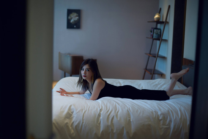 Bộ ảnh lả lơi trên giường khi diện váy đen trước thềm đi sự kiện thời trang của nữ diễn viên Hoàn Châu Cách Cách