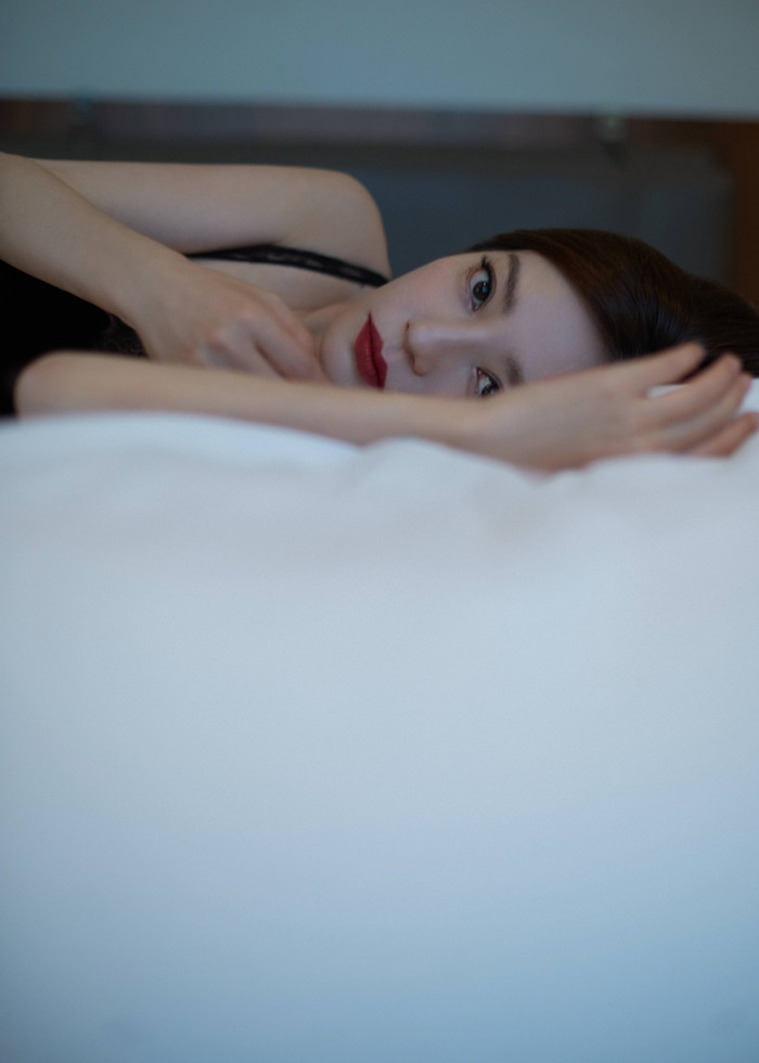 Cận cảnh nhan sắc xinh đẹp của Triệu Vy trong cách makeup cổ điển đậm màu son đỏ