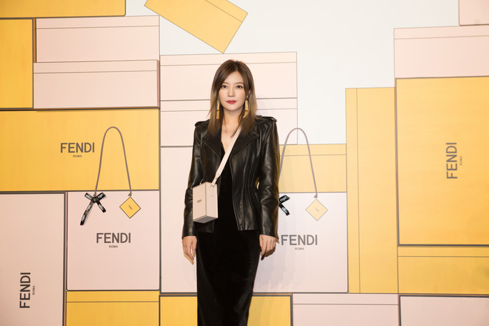 Người đẹp khi đến sự kiện thì kín đáo hơn khi khoác thêm áo da bên ngoài 