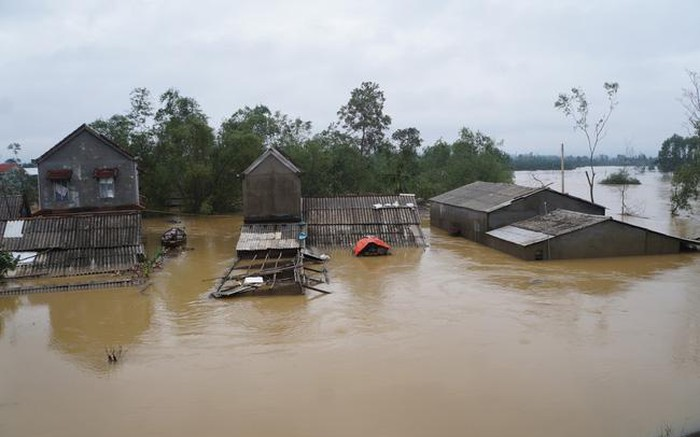 Lật thuyền khi ra vùng nước lũ đánh cá, bé trai 12 tuổi cùng người chú đuối nước thương tâm Ảnh 2