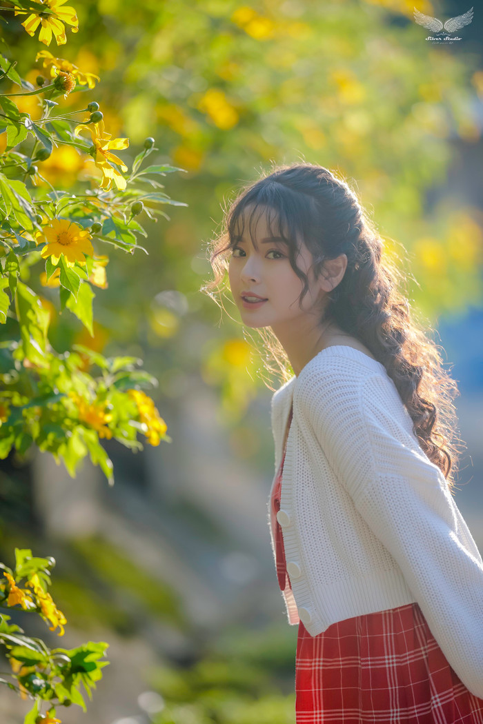 Nữ sinh Học viện Tài chính khoe nhan sắc ngọt ngào giữa mùa hoa dã quỳ Ba Vì đẹp nhất trong năm Ảnh 8