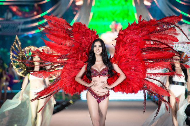 Hoa hậu Tiểu Vy xuất hiện quyến rũ, catwalk cùng đôi cánh uy quyền như những thiên thần nóng bỏng của Victoria’s Secret.