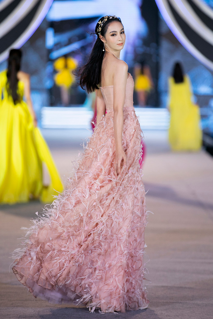 Trước đó, cô làm lịm tim khán giả với khoảnh khắc thiên thần trong bộ đầm hồng đính lông vũ của NTK Lê Thanh Hòa trong đêm thi Người đẹp Thời trang