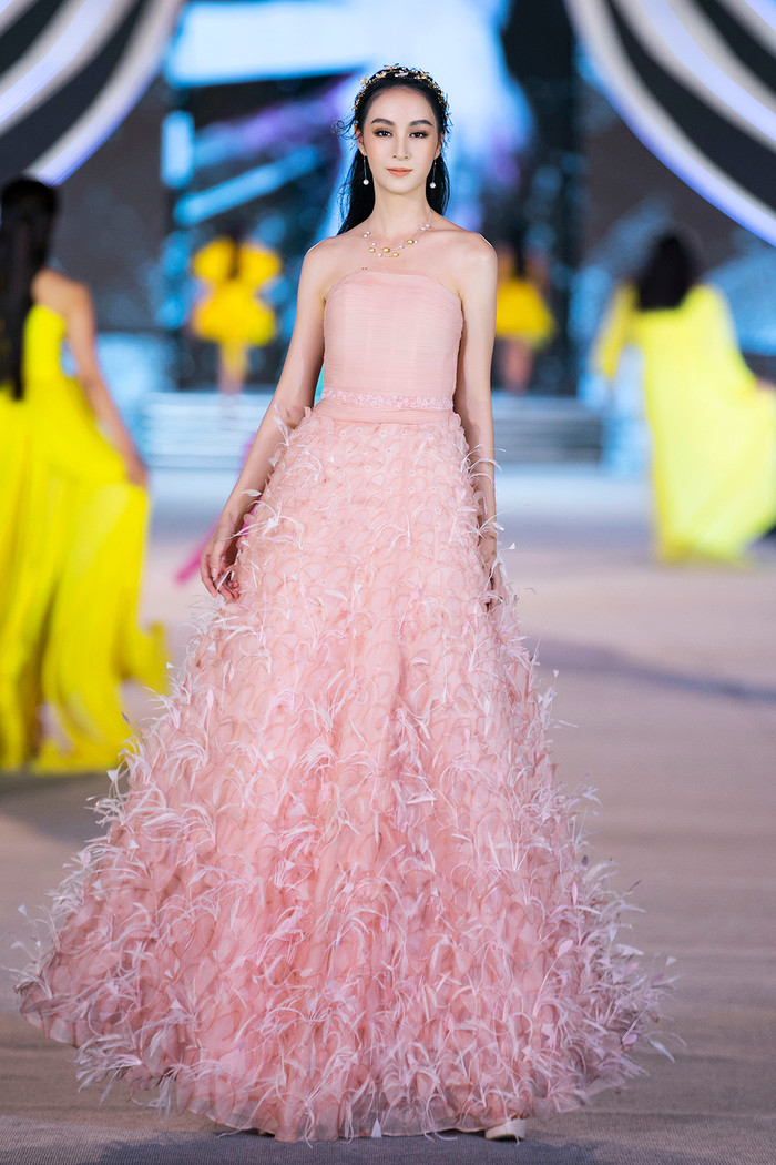 Hoàng Bảo Trâm được khen ngợi vì gương mặt sáng đẹp và nét thanh tú. Cô sở hữu sống mũi cao và mí mắt rất sâu 