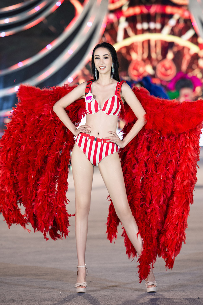 Người đẹp khoe làn da trắng mịn, body săn chắc và thần thái tươi mới cuốn hút trong bộ áo tắm đỏ kẻ sọc.