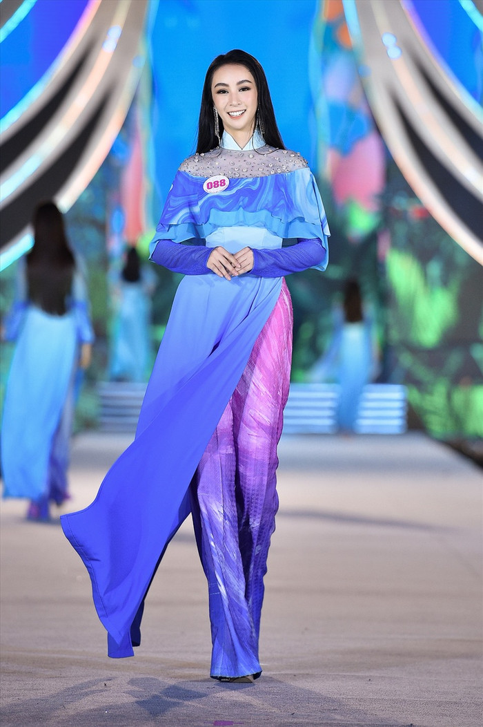 Cực ngọt trong tà áo dài lấy cảm hứng từ đại dương của NTK Ngô Nhật Huy