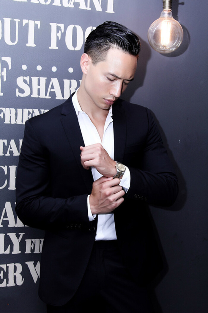 Muốn nâng tầm đẳng cấp, các kiểu áo vest được Kim Lý sử dụng khoác ngoài. 