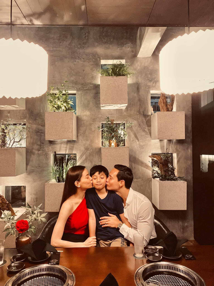 Có thể thấy, sơ-mi trắng là một trong những item được Kim Lý ưu ái. 