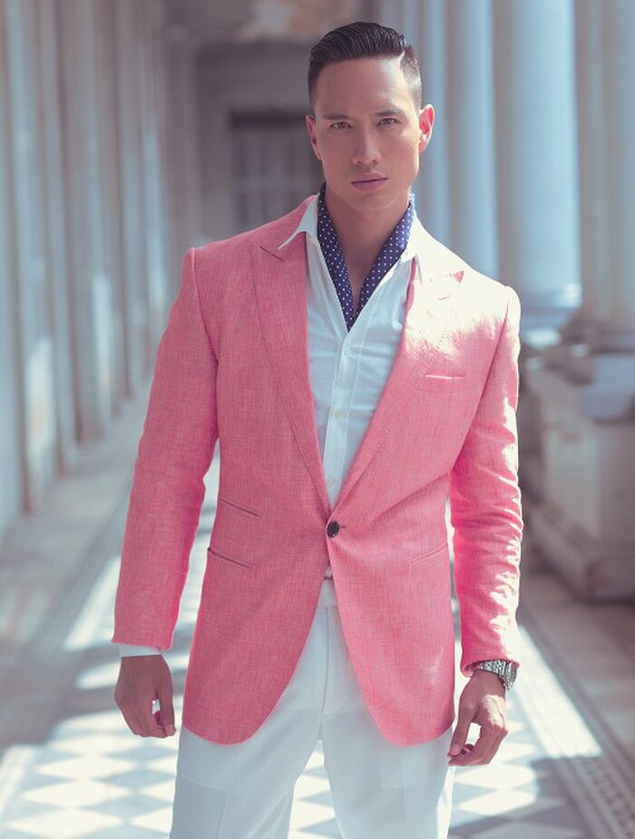 Đến hồng đều làm nâng tầm vẻ soái ca của anh. 