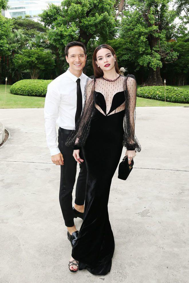 Cravat cũng là một trong những phụ kiện được anh ưa chuộng. 