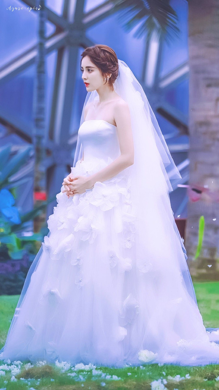 Kiểu tóc búi gọn gàng, khoe vai gầy gợi cảm.