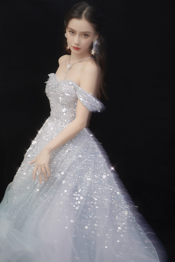 Ở khoảnh khắc khác, cô ấy tỏa sáng như những vì sao tinh tú trên nền trời đen.