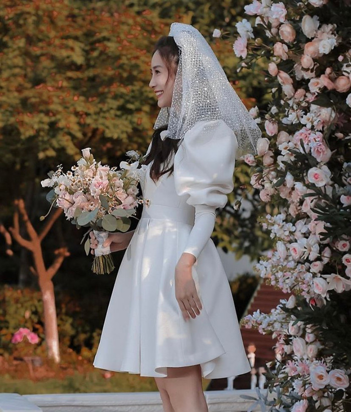 Kiểu váy giản dị và trẻ trung, khoe đôi chân thon dài.