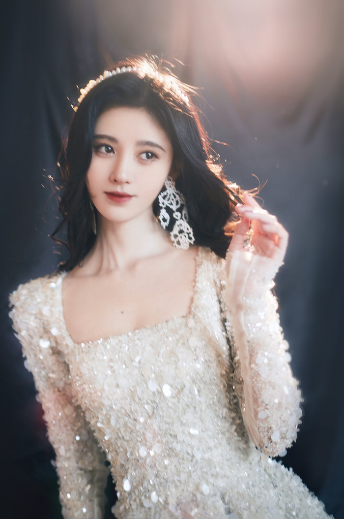 Chiếc váy ôm sát phần thân trên, kiểu cổ vuông cổ điển khoe xương đòn quyến rũ.  