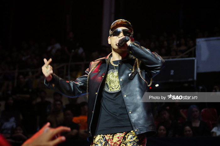 HLV Lil'Shady đã có màn rap ấn tượng giới thiệu trận đấu giữa HIEUTHUHAI và RichChoi.