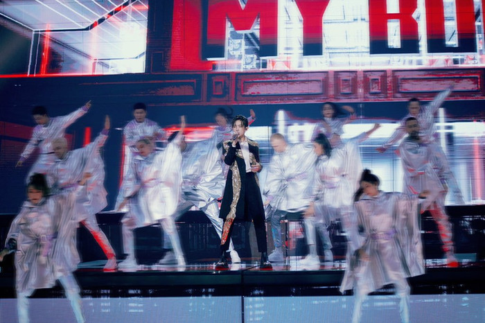 Sân khấu 'Double 11' của Dịch Dương Thiên Tỉ bỗng xuất hiện trên các trang báo mạng của nhiều quốc gia Ảnh 14