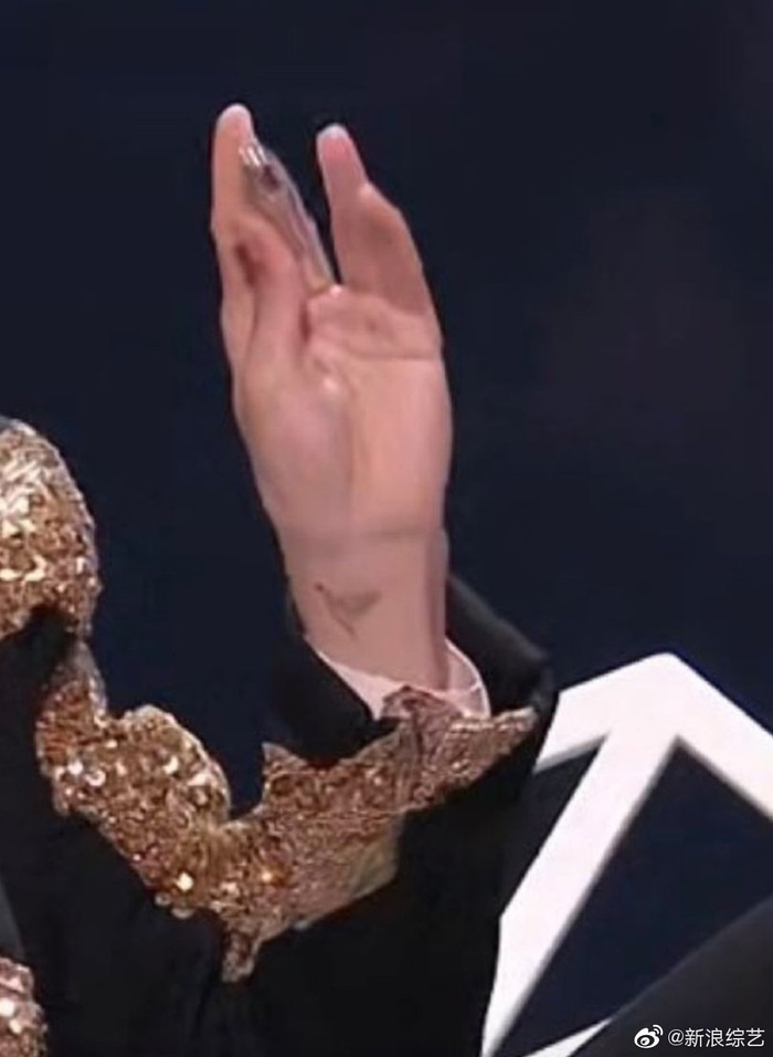 Sân khấu 'Double 11' của Dịch Dương Thiên Tỉ bỗng xuất hiện trên các trang báo mạng của nhiều quốc gia Ảnh 7