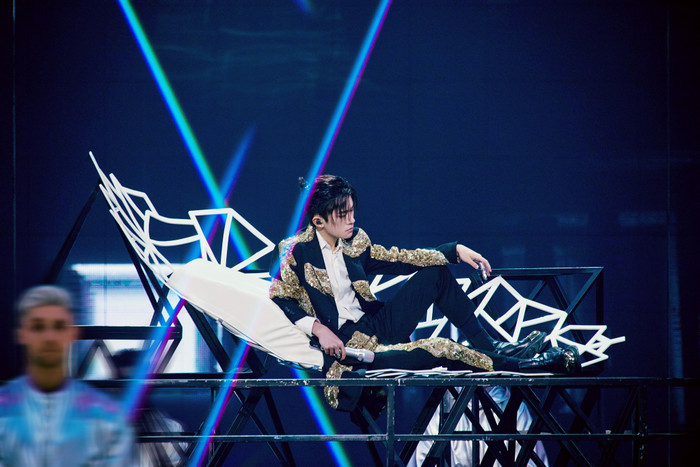 Sân khấu 'Double 11' của Dịch Dương Thiên Tỉ bỗng xuất hiện trên các trang báo mạng của nhiều quốc gia Ảnh 11