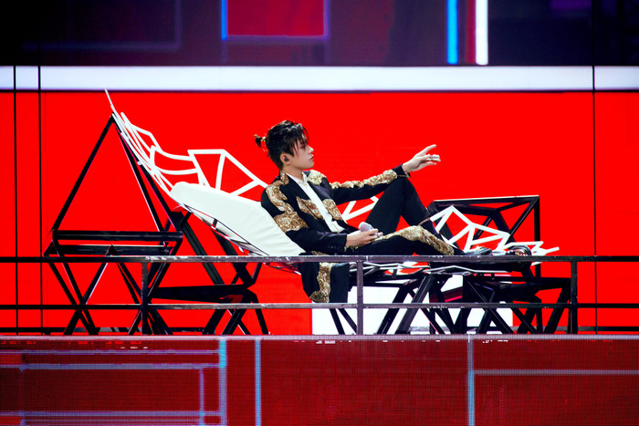 Sân khấu 'Double 11' của Dịch Dương Thiên Tỉ bỗng xuất hiện trên các trang báo mạng của nhiều quốc gia Ảnh 12