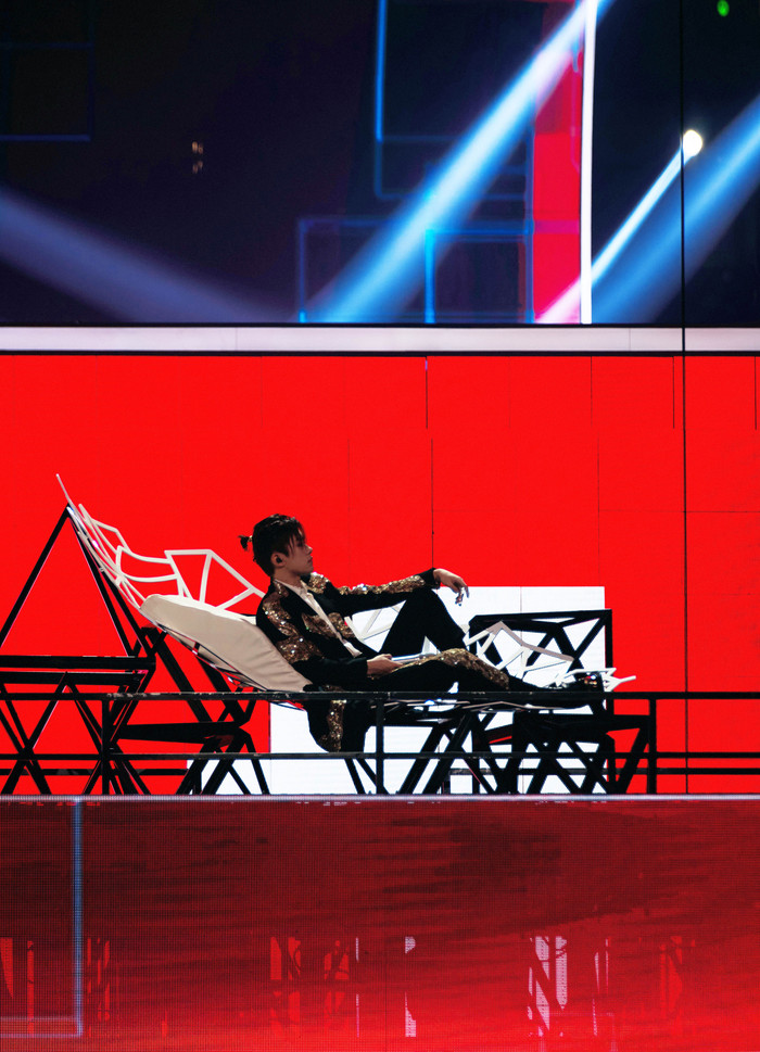 Sân khấu 'Double 11' của Dịch Dương Thiên Tỉ bỗng xuất hiện trên các trang báo mạng của nhiều quốc gia Ảnh 10