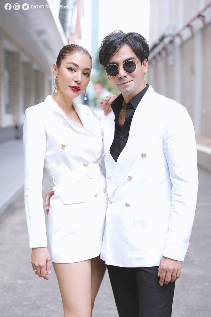 Mik Thongraya cực điển trai bên cạnh Sammy Cowell trong lễ khai máy phim 'Talay Luang' Ảnh 5