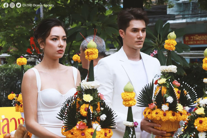 Mik Thongraya cực điển trai bên cạnh Sammy Cowell trong lễ khai máy phim 'Talay Luang' Ảnh 10