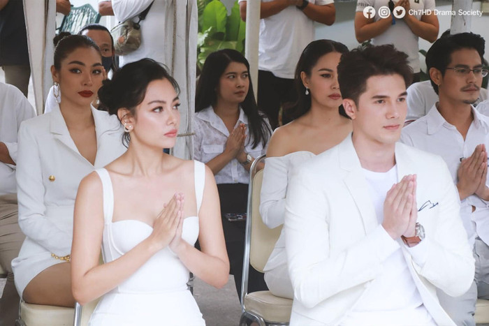 Mik Thongraya cực điển trai bên cạnh Sammy Cowell trong lễ khai máy phim 'Talay Luang' Ảnh 11