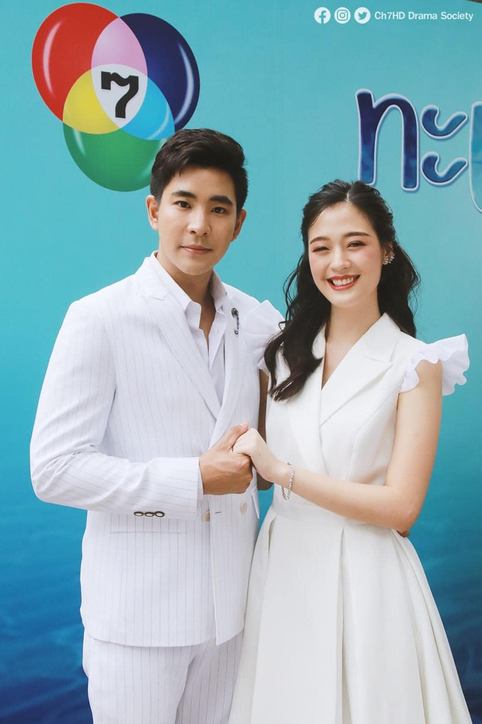 Mik Thongraya cực điển trai bên cạnh Sammy Cowell trong lễ khai máy phim 'Talay Luang' Ảnh 6