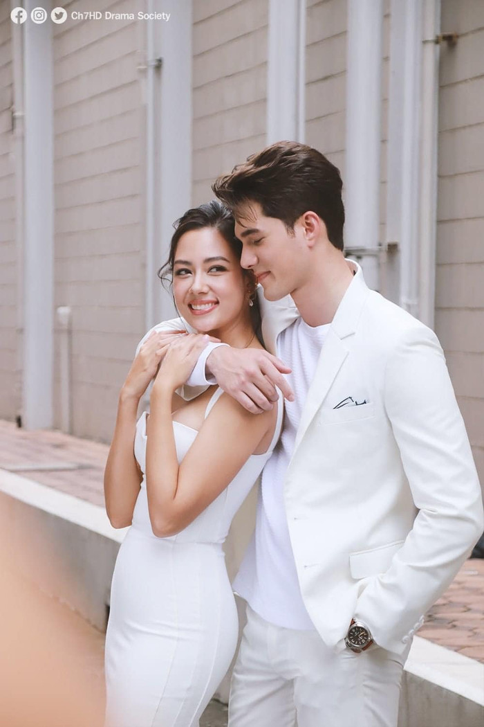 Mik Thongraya cực điển trai bên cạnh Sammy Cowell trong lễ khai máy phim 'Talay Luang' Ảnh 4