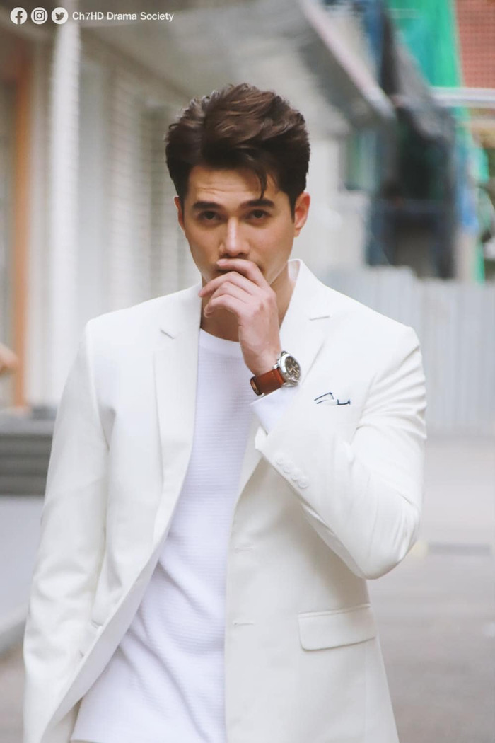 Mik Thongraya cực điển trai bên cạnh Sammy Cowell trong lễ khai máy phim 'Talay Luang' Ảnh 8