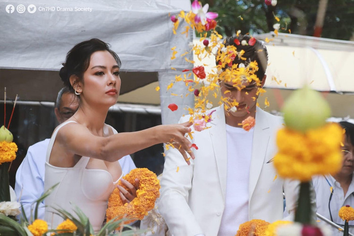 Mik Thongraya cực điển trai bên cạnh Sammy Cowell trong lễ khai máy phim 'Talay Luang' Ảnh 13