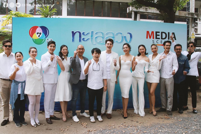 Mik Thongraya cực điển trai bên cạnh Sammy Cowell trong lễ khai máy phim 'Talay Luang' Ảnh 7