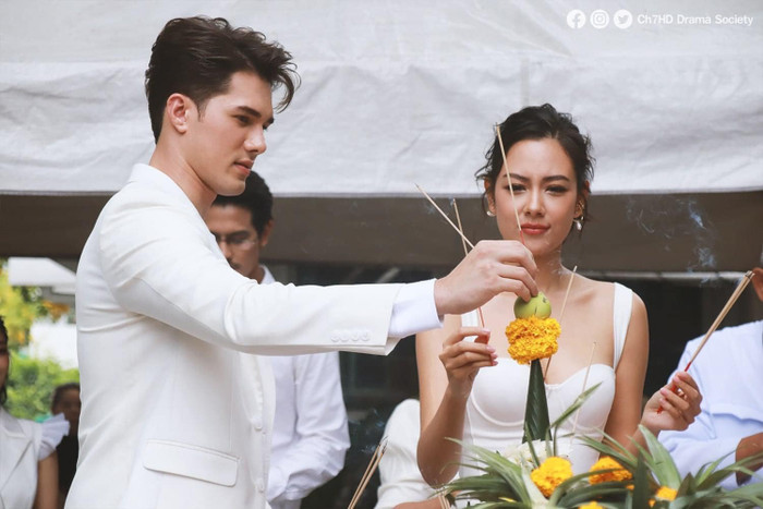 Mik Thongraya cực điển trai bên cạnh Sammy Cowell trong lễ khai máy phim 'Talay Luang' Ảnh 12