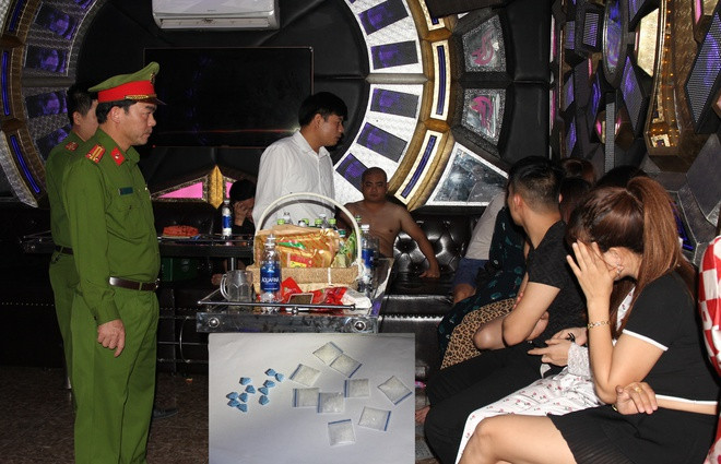 Công an bắt quả tang 17 người sử dụng ma túy tại quán karaoke. Ảnh: Công an Hà Nam.