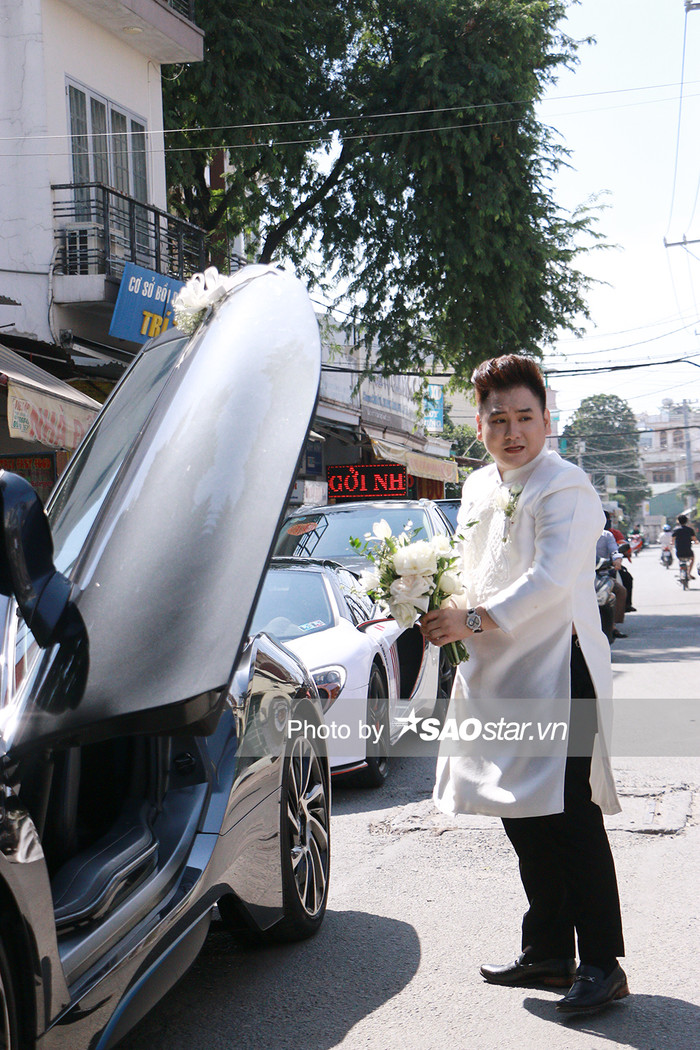 Chú rể Xemesis diện áo dài trắng bảnh bao lái siêu xe 7,5 tỉ đón dâu