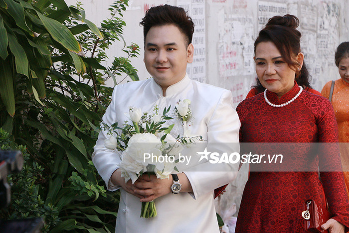 Chú rể Xemesis đi cùng mẹ vào đón dâu