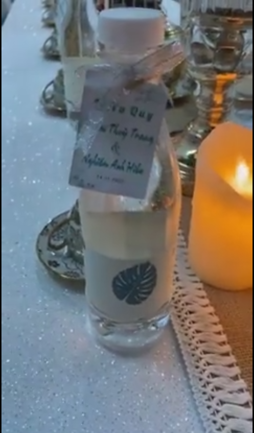 Đến chai nước cũng được trang trí tỉ mỉ