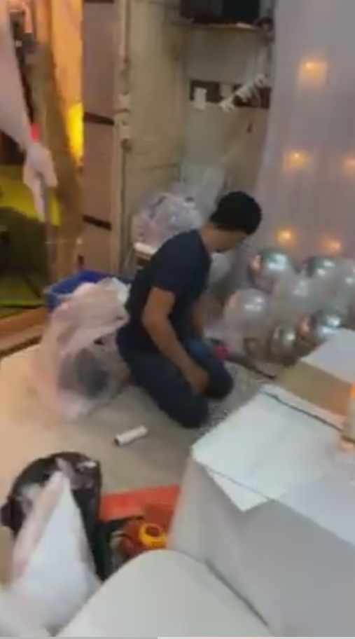 Các nhân viên vẫn đang tất vật chuẩn bị cho ngày trọng đại của cặp đôi