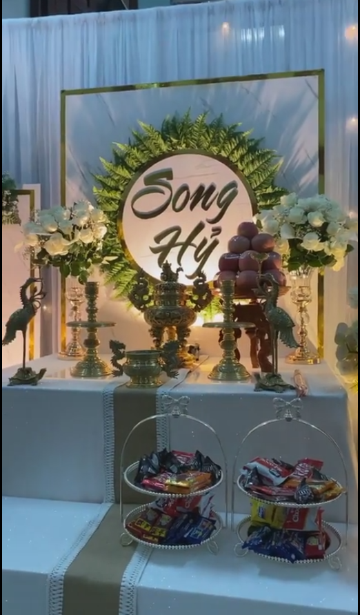 Bàn thờ gia tiên tại nhà cô dâu Xoài Non với tông trắng chủ đạo