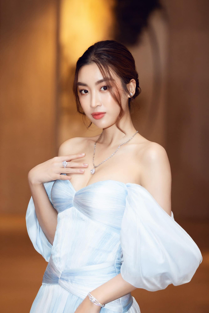 Đỗ Mỹ Linh đẹp nền nã, dịu dàng trong thiết kế cúp ngực, các xếp nếp vải mang độ loang rất nhẹ, tựa như sóng. 