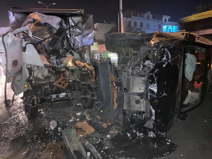 Hai xe ô tô hư hỏng nặng sau va chạm.