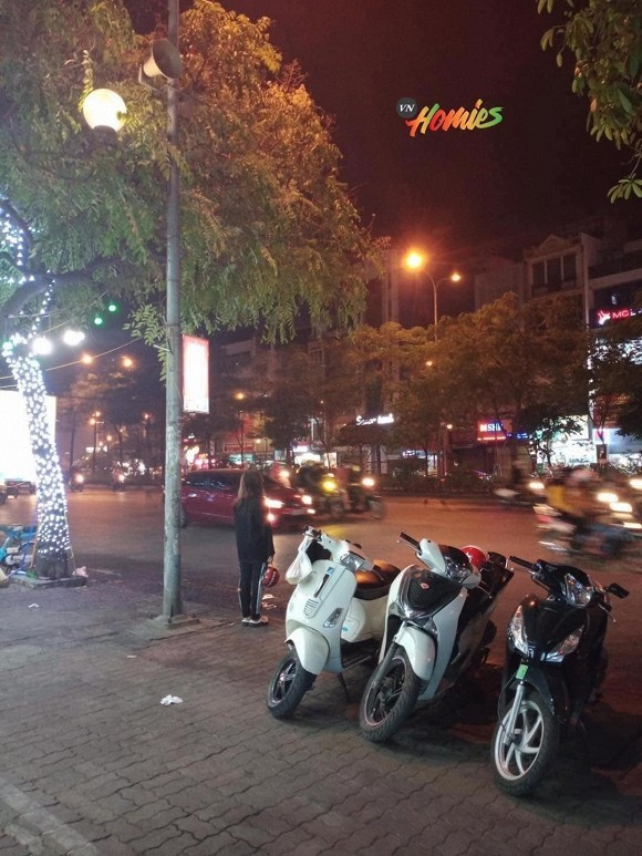 Nữ sinh đứng đợi người xe ôm quay trở lại trả lại tiền thừa mà không hề biết rằng, bản thân đã bị chính người xe ôm ấy lừa đảo. 