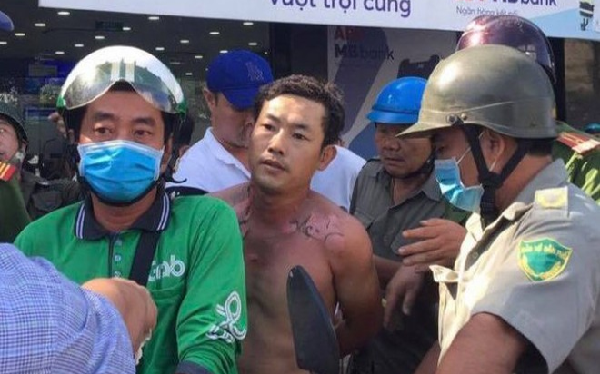 Tẩm xăng lao vào cướp ngân hàng nhưng bất thành, người đàn ông châm lửa tự thiêu Ảnh 2