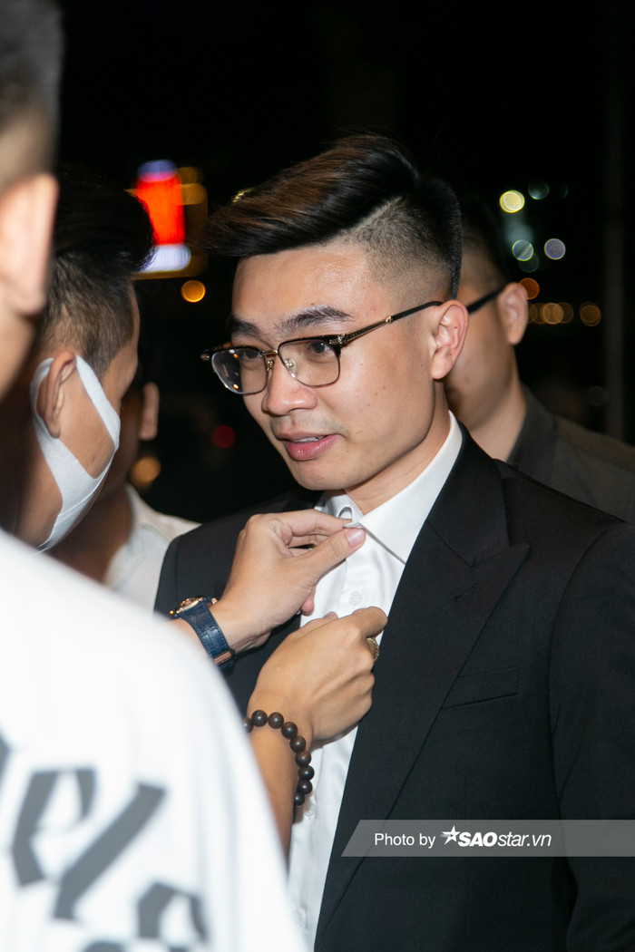 Độ Mixi ân cần chỉnh trang phục cho Bụi