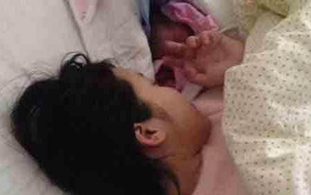 Sinh con một mình trong nhà nghỉ, cô gái vứt con trong thùng rác rồi thản nhiên dắt chó cưng đi về Ảnh 2