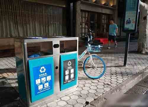 Cô gái đem con vứt trong thùng rác. Ảnh minh họa